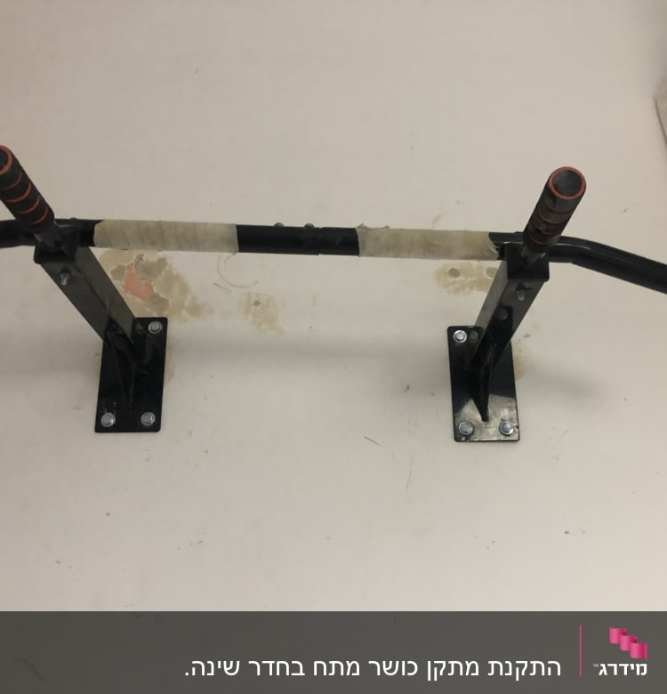מתקן מתח לקיר עם ידיות אחיזה
